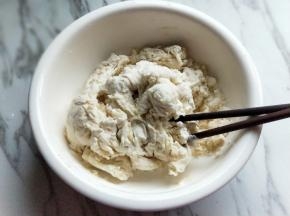 用筷子搅成絮状。
