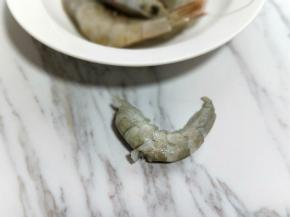 鲜虾，去头，去皮，再去虾线。