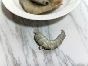 鲜虾，去头，去皮，再去虾线。