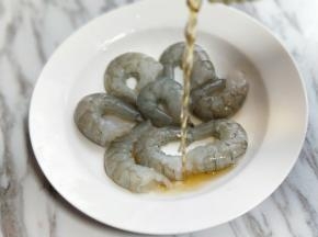 依次处理干净的虾仁，放入器具中，加入料酒。