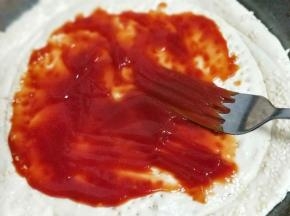 再披萨皮上均匀涂抹番茄酱，(可以根据自己喜欢换酱料。