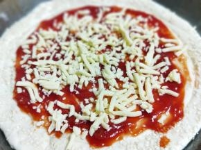 撒上一层马苏里拉芝士。