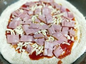 摆好切丁的培根。