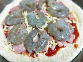 再放入腌制好的虾仁。