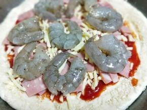 再放入腌制好的虾仁。