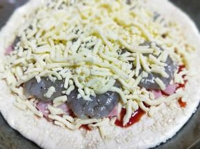 虾仁上面再撒上一层芝士。