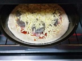 烤箱190度预热5分钟，披萨盘放入烤箱中层的烤网上，烤18-20分钟，注意观察颜色，(可以根据自家烤箱温度另定时间和温度。)