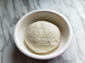 揉成面团，盖上盖子进行发酵。