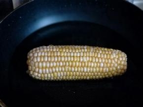 将玉米煮熟。