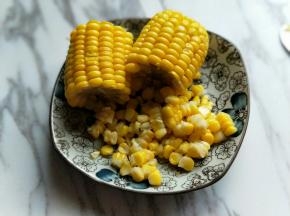 煮熟玉米捞出，将玉米粒搓下来。