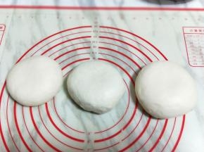 将面团分成3等份。