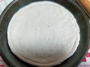 用擀面杖，好擀出磨具一样大的饼底，我的8寸披萨盘。用叉子扎满洞洞，防止饼皮烤的过程中，中间凸起。放入烤箱进行二次发酵约10分钟左右。