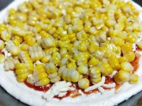 再将煮熟的玉米粒放在上面。