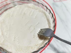 用擀面杖，好擀出磨具一样大的饼底，我的8寸披萨盘。用叉子扎满洞洞，防止饼皮烤的过程中，中间凸起。放入烤箱进行二次发酵约10分钟左右。