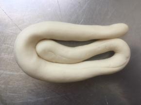 折三折。第九、第十两步要重复三四次。面团整形后表面会更加光滑