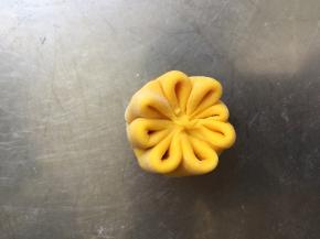 收口。把刚刚捏起来的再给捏在一起就可以啦