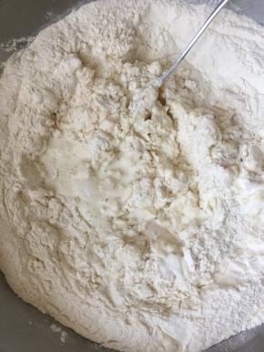 加入温热的牛奶搅拌均匀