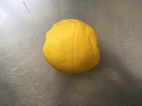 再用200克面团加适量的南瓜粉混合拌匀，依旧重复重复八、九、十、十一步，之后揉圆