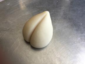 取20克面团重复第八、九、十、十一步，最后把揉圆的面团揉出一个尖，用刮板压出印记，记得要多压两次