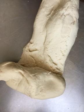 用搓揉的方式反复搓面团