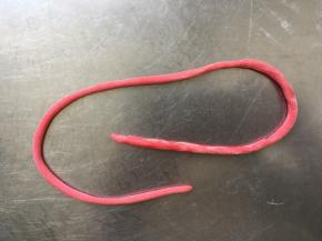 取50克面团加适量的红曲粉揉均匀。再取一丢丢搓揉成细细的条，系在黄金口袋上做装饰，单独的成品忘记拍图了，后面的全家福里有