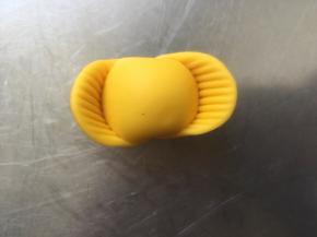 两段往中间轻轻推，粘合在一起，元宝出来啦。