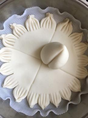 用少许牛奶做粘稠剂，把桃子黏在底盘上