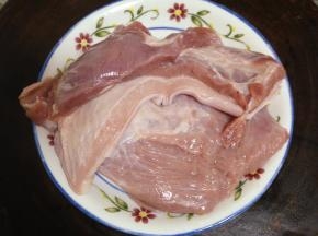 五花肉处理好皮上的毛洗净