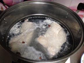 五花肉冷水下锅加入3瓣八角和1汤匙白酒焯水，去腥味
