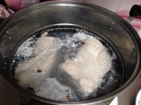 五花肉冷水下锅加入3瓣八角和1汤匙白酒焯水，去腥味