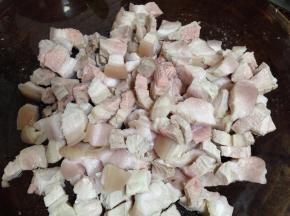 焯好的五花肉切丁备用