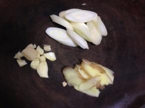 葱切大片、姜切片、蒜切大块