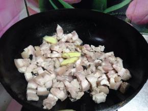 锅中用少许葱油爆香葱、姜、蒜片，将五花肉丁放入锅中