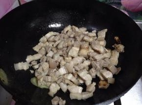 烹入少许白酒，慢慢煸炒至微上色，逼出多余油脂
