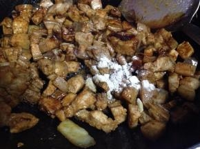 料酒、胡椒粉、五香粉炒匀