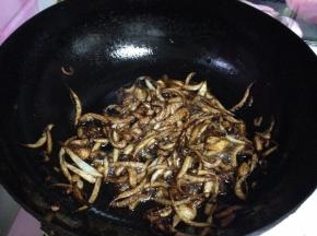 呈微黄色时，迅速捞出沥干油成为葱酥（我炸得有点老）