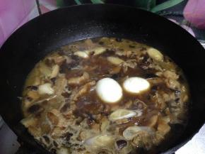 香菇丁、泡香菇的水、鸡蛋