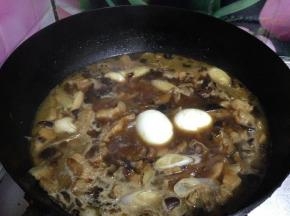 香菇丁、泡香菇的水、鸡蛋