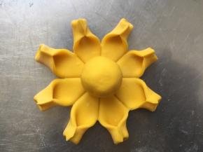 取30克做皮，20克做球（也可以包豆沙之类的馅料）把皮擀圆后用刮板压出米字形，再用刀沿着外面切开一段，然后用手捏起来