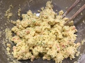 加入适量盐筷子搅拌均匀，混合好的豆渣玉米粉看上去不会有明显的水分