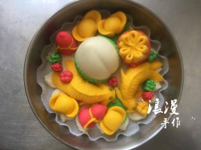 整理的时候发现鱼的造型竟然忘记拍了，简单说一下，哪天补上吧。鱼35克一个。搓成长条，鱼尾用手掌根部压一下，用刀中间剪开，刮板压出印记，鱼背部用手捏出一条鱼鳍，剩下的用勺子压出鱼鳞纹，两侧用剪刀剪出鱼鳍，刮板压出印，捏出鱼嘴，剪出鱼须，绿豆粘出眼睛，完成