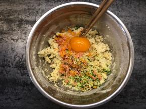 打入一个鸡蛋，加入蔬菜丁