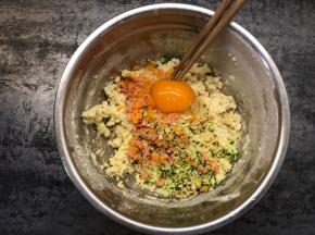 打入一个鸡蛋，加入蔬菜丁