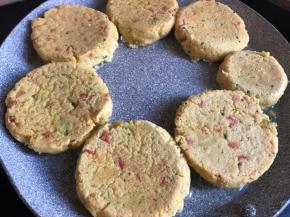 两面煎至金黄即可