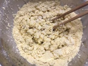 豆杂和玉米粉搅拌均匀，太干可以加少量水或豆浆