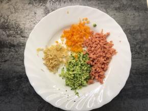 西兰花提前焯水，捞起沥干水份，将胡萝卜、西兰花、香肠切丁