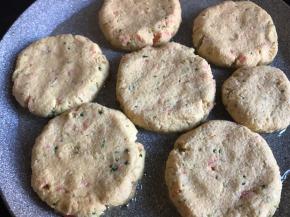 平底锅烧热，加入适量油，放入揉圆的面团，用手压扁，一面煎至凝固后翻面