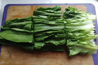 油麦菜两颗掰散切成均匀的小段