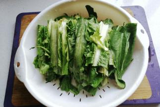 然后用清水洗净沥干备用