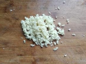 蒜适量先用刀拍碎，然后剁成蒜蓉